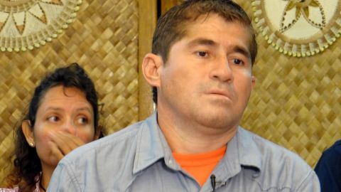 José Salvador Alvarenga participó en una conferencia de prensa en Majuro antes de partir hacia Hawaii.