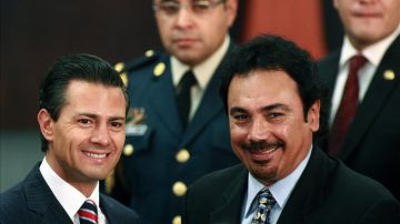 El presidente de México, Enrique Peña Nieto (i), posa junto al exfutbolista mexicano Hugo Sánchez (d).