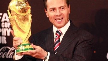 El presidente de México, Enrique Peña Nieto, levanta el trofeo de la Copa del Mundo.