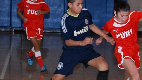 Victoria Minda eludiendo a su rival para anotar un gol para la Academia Albertson Sub-12.
