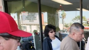 Personas sin seguro reciben información sobre Obamacare en Los Ángeles.