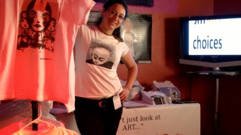 María José Mendillo, fundadora de la empresa WearThatArt.com, que confeciona prendas con ediciones limitadas. De cada camiseta clara como un lienzo sólo se hacen 200 unidades. De cada bolsa 1,000