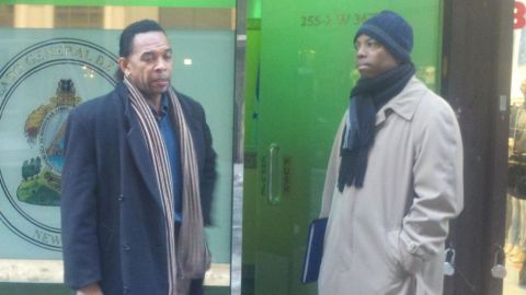 Franco Mena (izquierda), trabajador del Consulado de Honduras en Nueva York, dijo que la noticia de la destitución del cónsul Francisco Quezada Lobo tomó por sorpresa a todo el personal.
