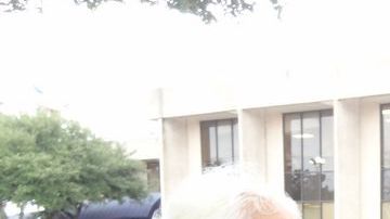 El indocumentado Gustavo Rubio se despide de su madre poco antes de entregarse a las autoridades de Inmigración.