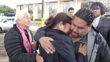 El indocumentado Gustavo Rubio se despide de su madre poco antes de entregarse a las autoridades de Inmigración.