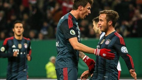 Mario Mandzukic (c) del Bayern Munich celebra su gol ante el Hamburgo con su compañero Mario Goetze.