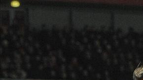 El jugador del Manchester United Nemanja Vidic (2d) ante Olivier Giroud (d) del Arsenal durante un juego de la Liga Premier Inglesa realizado en el Estadio Emirates en Londres.