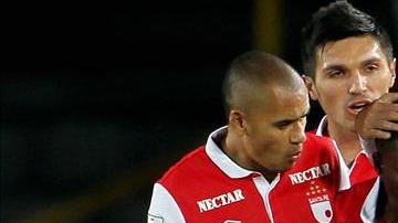 El jugador de Santa Fe Edison Méndez (c) celebra con sus compañeros después de anotar un gol ante Nacional durante un partido por la Copa Libertadores, en el estadio El Campín, en Bogotá (Colombia).