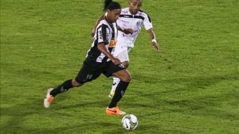 Ronaldinho del Atlético Mineiro de Brasil disputa el balón con Luis Vargas del Zamora de Venezuela durante un partido de la Copa Libertadores disputado en el estadio Agustín Tovar "La Carolina" de Barinas (Venezuela).