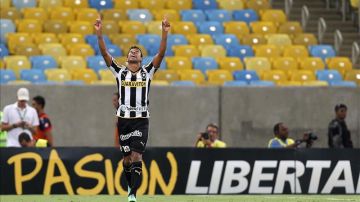 El jugador de Botafogo Wallyson celebra después de anotar un gol ante San Lorenzo durante un partido por la Copa Libertadores en el estadio Maracanã, en Río de Janeiro (Brasil).