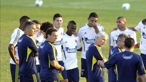 José Pékerman participa en una sesión de entrenamiento de su equipo.