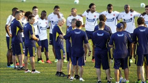 José Pékerman participa en una sesión de entrenamiento de su equipo.