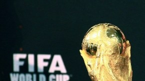 El presidente de México, Enrique Peña Nieto, levanta el trofeo de la Copa del Mundo en la residencia oficial de Los Pinos.