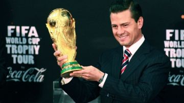 El presidente de México, Enrique Peña Nieto, levanta el trofeo de la Copa del Mundo en la residencia oficial de Los Pinos.