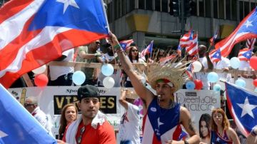 El Desfile Puertorriqueño, que se realiza en junio por la Quinta Avenida, atrae a por lo menos un millón de personas.