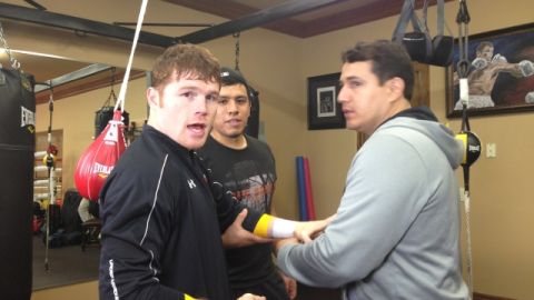 'Canelo' Álvarez (izq.) y su entrenador Eddye Reynoso durante el entrenamiento en San Diego.