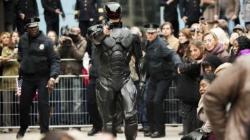 Robocop imparte la justicia en las calles de Detroit en el filme que se estrenó en miércoles.