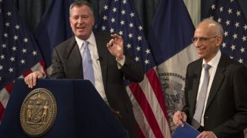El alcalde de Nueva York, Bill de Blasio (izq.),  junto a su  director de Presupuesto, Dean Fuleihan,  durante el anuncio de la proyección de gastos en la ciudad.