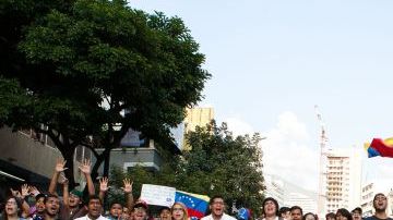 Estudiantes opositores al Gobierno venezolano durante una manifestación estudiantil en Chacao, Caracas. Venezuela se mantuvo hoy en una tensa calma después de los hechos de violencia del miércoles.