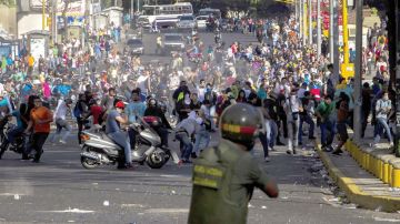 Estudiantes y opositores de manifestaron por la situación económica que atraviesa el país.