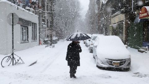 Una persona camina bajo la nieve en una calle de Nueva York.
