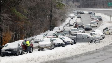 La mayoría de las muertes han ocurrido en las carreteras, donde el hielo provoca accidentes que envuelven varios vehículos.