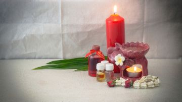 Aprovecha diferentes elementos de aromaterapia como velas, aceites y sales.