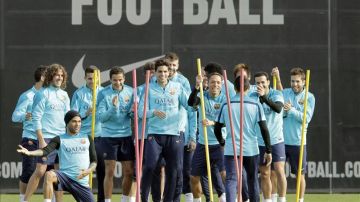 Carles Puyol, Dani Alves, Ibrahim Afelllay, Marc Bartra, Adriano y Jordi Alba, bromean con el brasileño Alexis Sánchez.