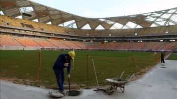 Un obrero trabaja en las obras del estadio Arena Amazonía en Manaos (Brasil)