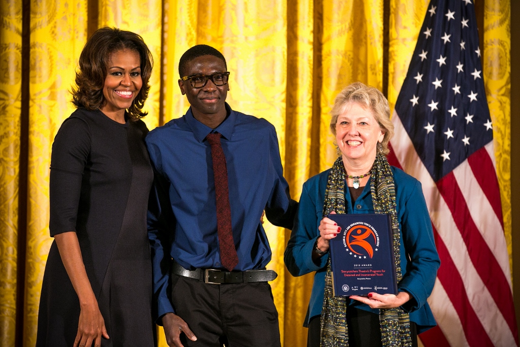 La primera dama Michelle Obama le otorgó el Premio Nacional del Programa Juvenil de Artes y Humanidades al estudiante Ryan Sims y a la fundadora y directora artística de la organización 'Storycatchers' Meade Palidofsky en noviembre del 2013.