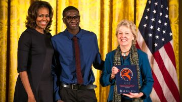 La primera dama Michelle Obama le otorgó el Premio Nacional del Programa Juvenil de Artes y Humanidades al estudiante Ryan Sims y a la fundadora y directora artística de la organización 'Storycatchers' Meade Palidofsky en noviembre del 2013.