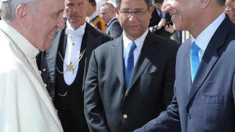 El papa Francisco cara a cara con el embajador dominicano Víctor Grimaldi.