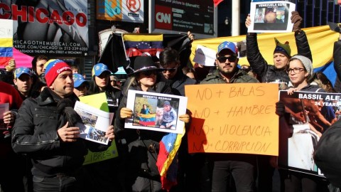 Los manifestantes quisieron alertar a la comunidad sobre la situación tan grave que enfrenta su país.