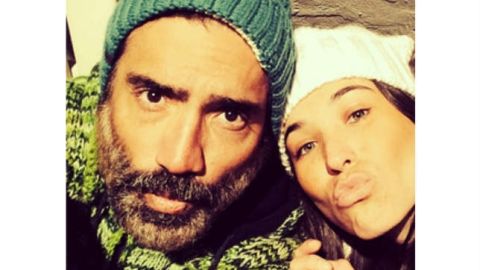 Alejandro Fernández se lo pasa en grande con su novia Karla Laveaga durante su rehabilitación.