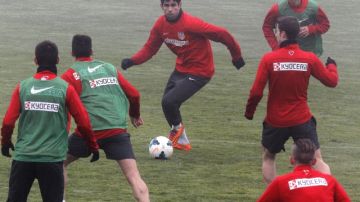El delantero del Atlético de Madrid, Diego Costa, maneja el balón  durante el entrenamiento que el equipo.