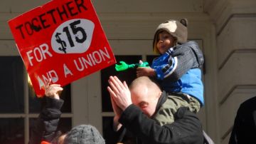 Decenas de trabajadores exigieron un aumento en los salarios por hora.