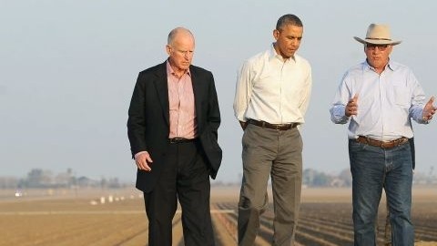El presidente Barack Obama (2-i) camina con el gobernador de California, Jerry Brown (i) y Joe y María Del Bosque (d) de la granja Empresas Del Bosque en Los Banos, California.