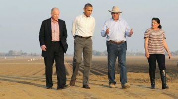 El presidente Barack Obama (2-i) camina con el gobernador de California, Jerry Brown (i) y Joe y María Del Bosque (d) de la granja Empresas Del Bosque en Los Banos, California.