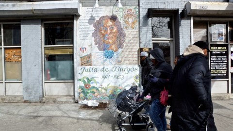 Mural "Remembering Julia", de Manny Vega, que se encuentra en la calle 106, entre Lexington y la Tercera Avenida, en El Barrio.