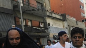 Un hombre herido es cargado por sus compañeros durante la violenta protesta en Caracas.