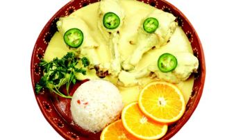 El pollo con mostaza se lleva de maravilla con una guarnición de verduras cocidas o ensalada verde.