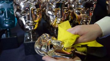Las icónicas máscaras de los premios BAFTA son pulidas antes de la entrega en el The Royal Opera House de Londres.