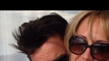 "En un momento de loca gratitud, logré a mi chica para siempre!!", escribió Charlie en Twitter.