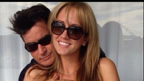 "En un momento de loca gratitud, logré a mi chica para siempre!!", escribió Charlie en Twitter.