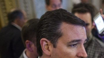 El senador republicano por Texas, Ted Cruz, habla con la prensa tras la votación sobre la prórroga del techo de la deuda del país.