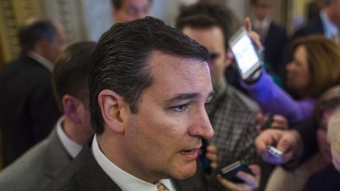 El senador republicano por Texas, Ted Cruz, habla con la prensa tras la votación sobre la prórroga del techo de la deuda del país.