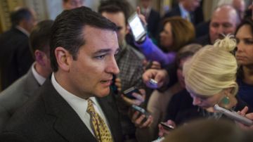 El senador republicano por Texas, Ted Cruz, habla con la prensa tras la votación sobre la prórroga del techo de la deuda del país.