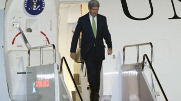 El secretario de Estado de EEUU, John Kerry,  en su gira ha  llegado al aeropuerto Halim Perdana Kusumah, en Jakarta, Indoneisa, ayer.