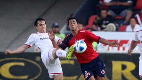 Paulo César Da Silva, del Toluca (izq.), mete fuerte la pierna sobre el delantero Alfredo Moreno.