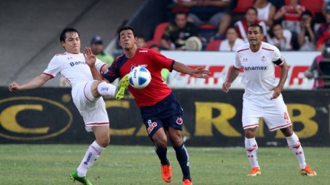 Paulo César Da Silva, del Toluca (izq.), mete fuerte la pierna sobre el delantero Alfredo Moreno.